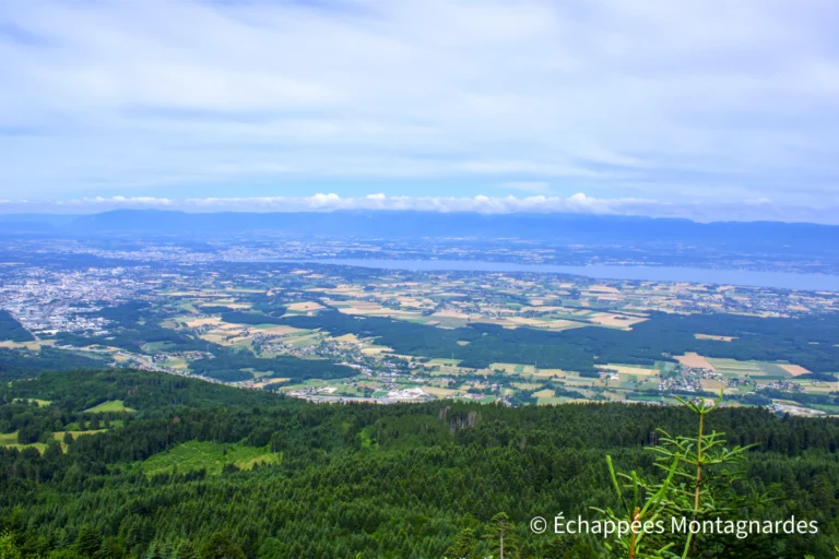Vue sur Genève et le lac Léman notamment. Cette traversée des Alpes commence de façon très spectaculaire sur le GR®5 !