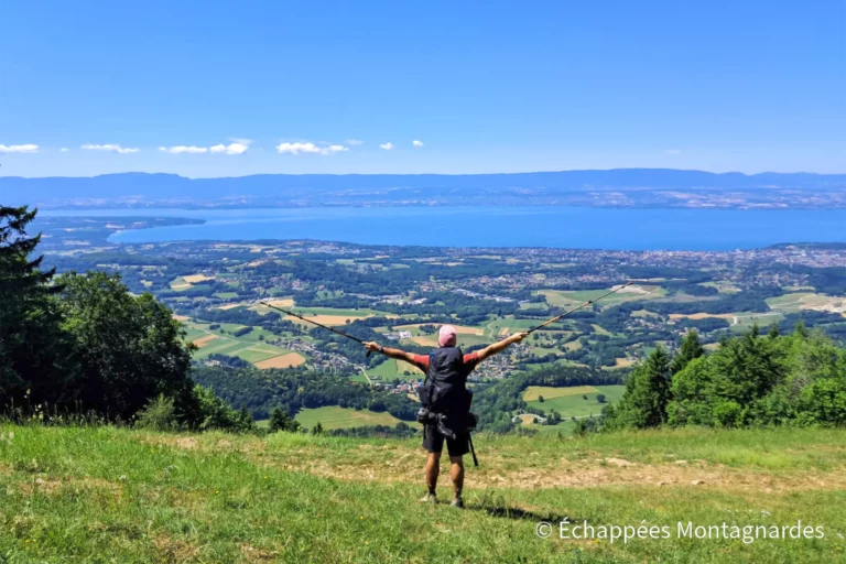 Pause grandiose face au lac Léman ! À l'horizon, les Monts Jura, découverts un à un lors de ma traversée du Jura il y a quelques jours à peine...