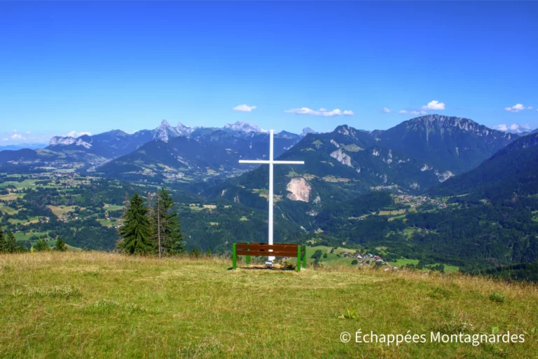 Fin d'étape sur la Montagne des Sœurs. Ces premiers jours de marche sur le GR®5 dans le Chablais, entre Léman et montagnes, sont déjà splendides...