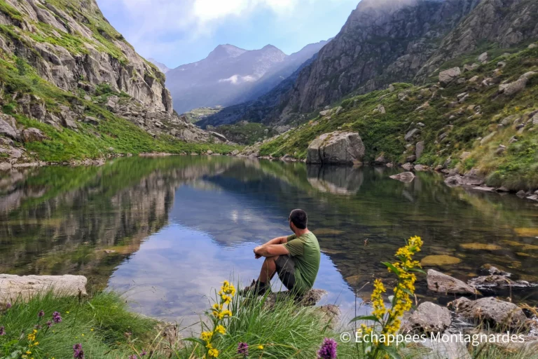 Le lac suivant est magnifique : entouré de fleurs et ouvert sur le fond de la vallée, couvert de reflets somptueux, voici l'étang de las Touetos.