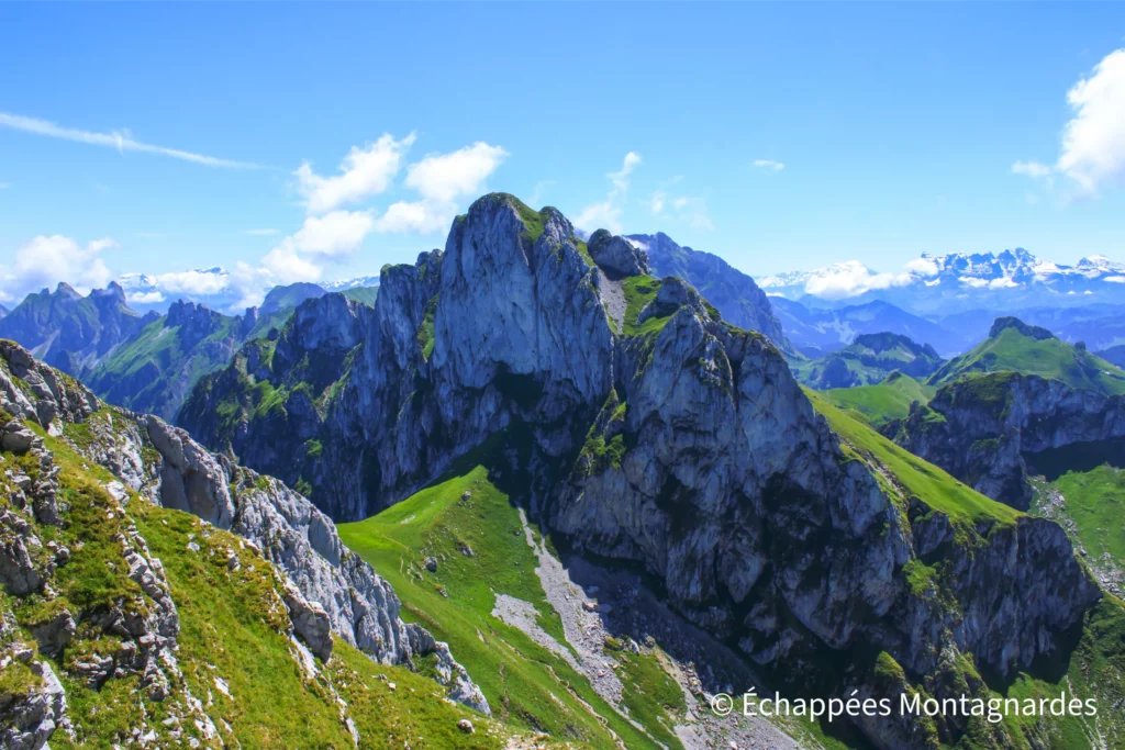 Col de Planchamp (1 996 m), dominé par le Château d'Oche (2 197 m), autre sommet majeur du Chablais.