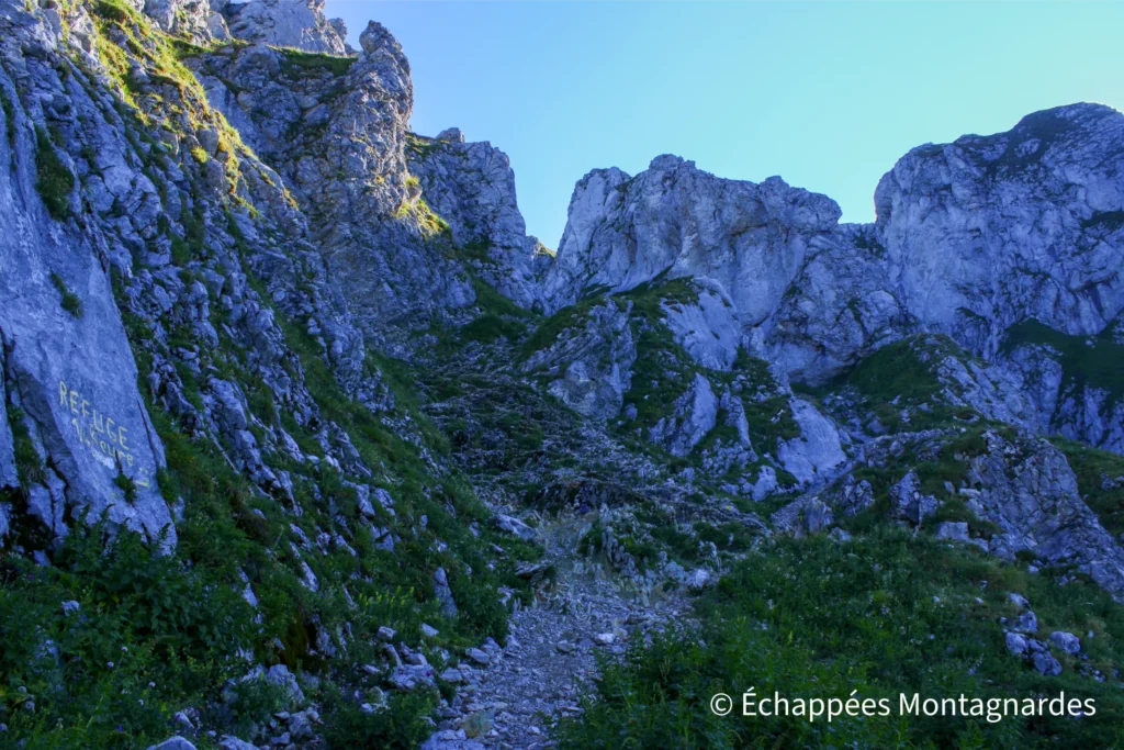 Après les Chalets d'Oche, la pente s'accentue alors que nous poursuivons vers le col de Rebollion. Le décor se fait de plus en plus minéral, et les premières difficultés techniques ne tardent pas à arriver.