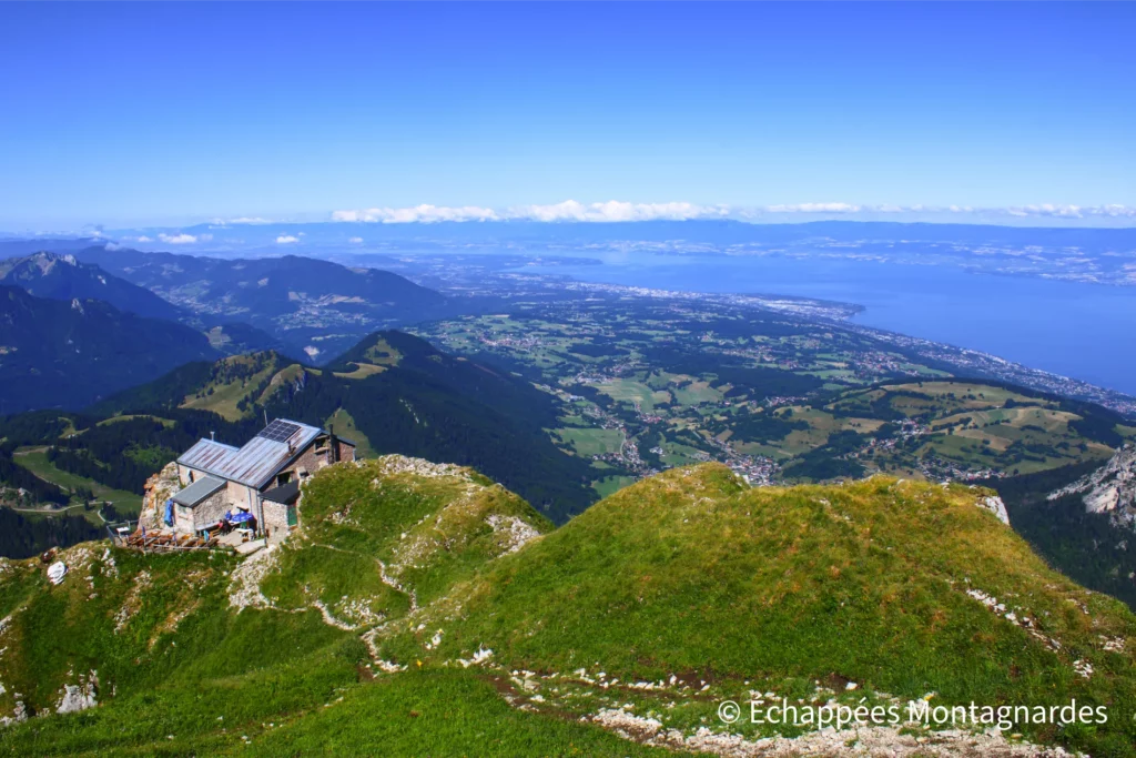 Refuge de la Dent d'Oche. Après celui-ci, il reste encore quelques passages techniques et parfois exposés, avant d'atteindre enfin le sommet...