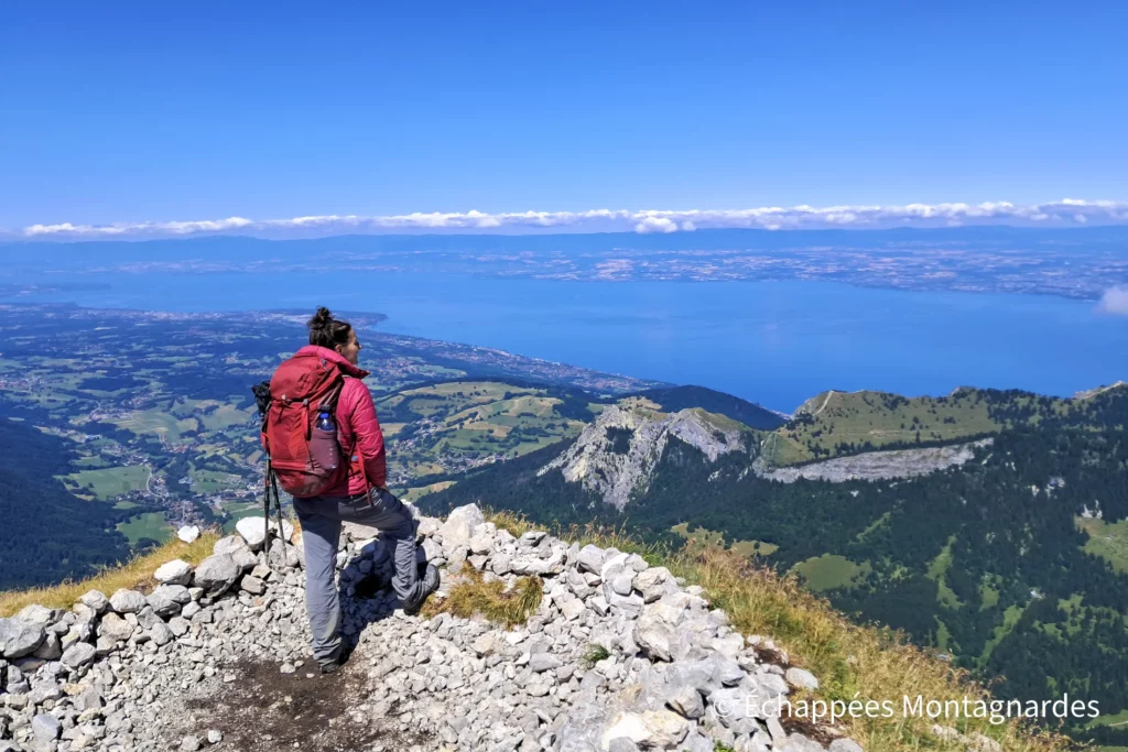 Vers le nord et l'ouest, c'est évidemment le lac Léman qui s'étend très largement, de Genève à Évian en passant par Lausanne... À l'horizon, les sommets jurassiens.
