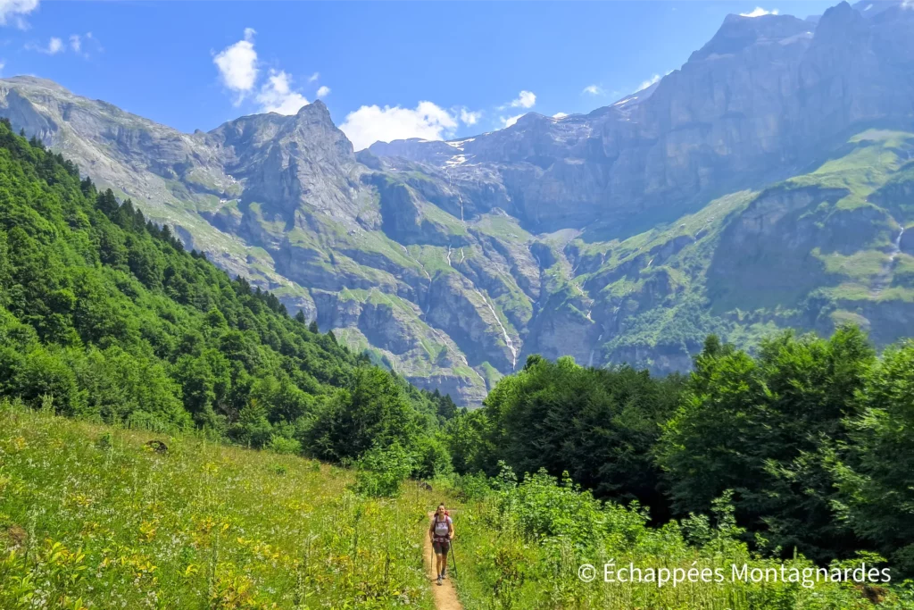 Sentier sur les hauteurs du cirque, en direction du chalet du Boret