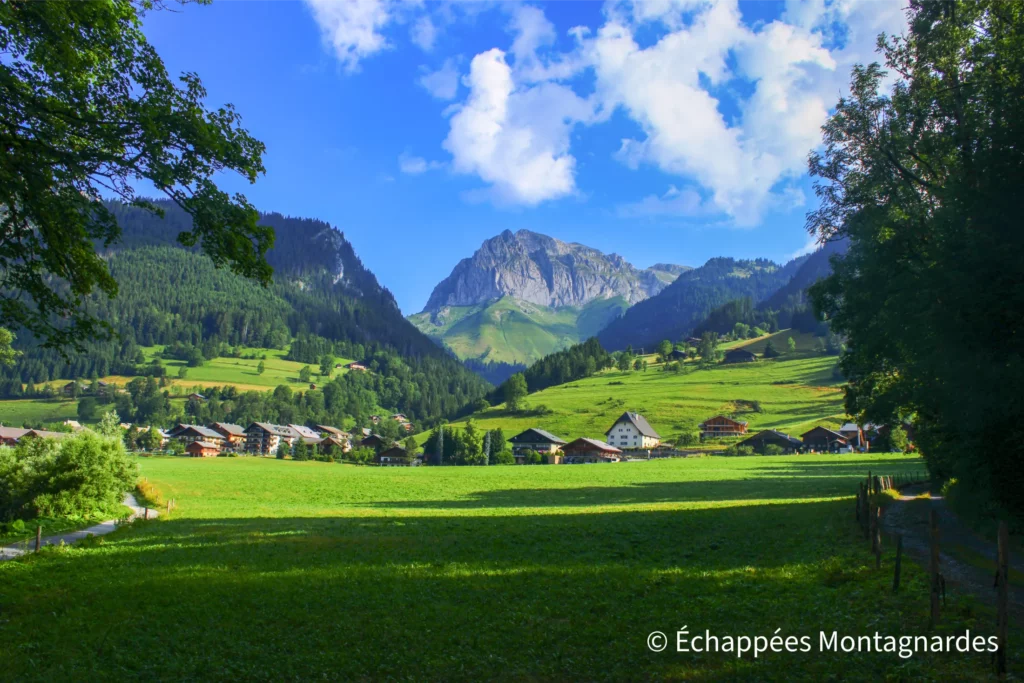 Au pied des Cornettes de Bise, au cœur du verdoyant Chablais, le GR®5 traverse La Chapelle-d'Abondance.
