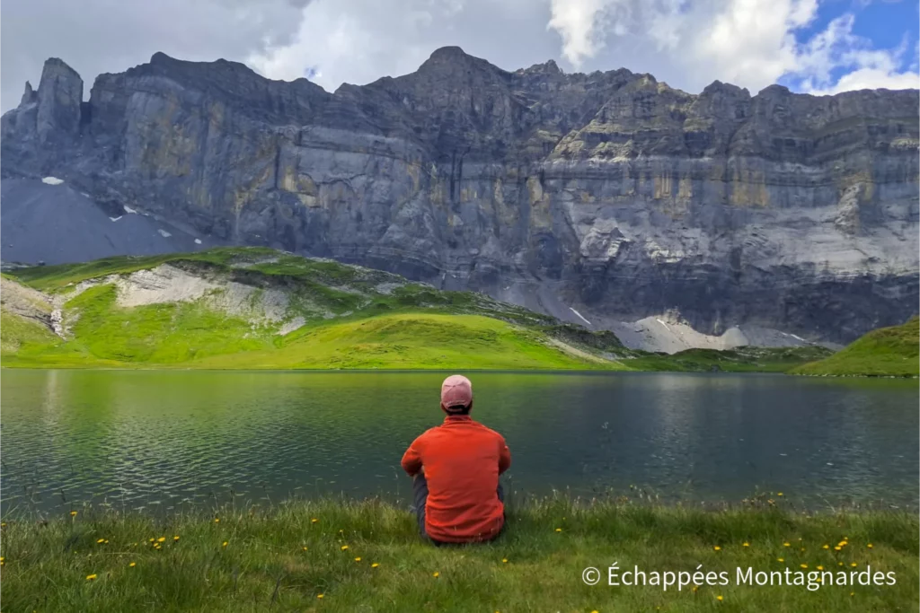 Plus au sud, dans le massif du Haut-Giffre, une pause s'impose au bord du lac d'Anterne, face à l'impressionnante falaise des Fiz.