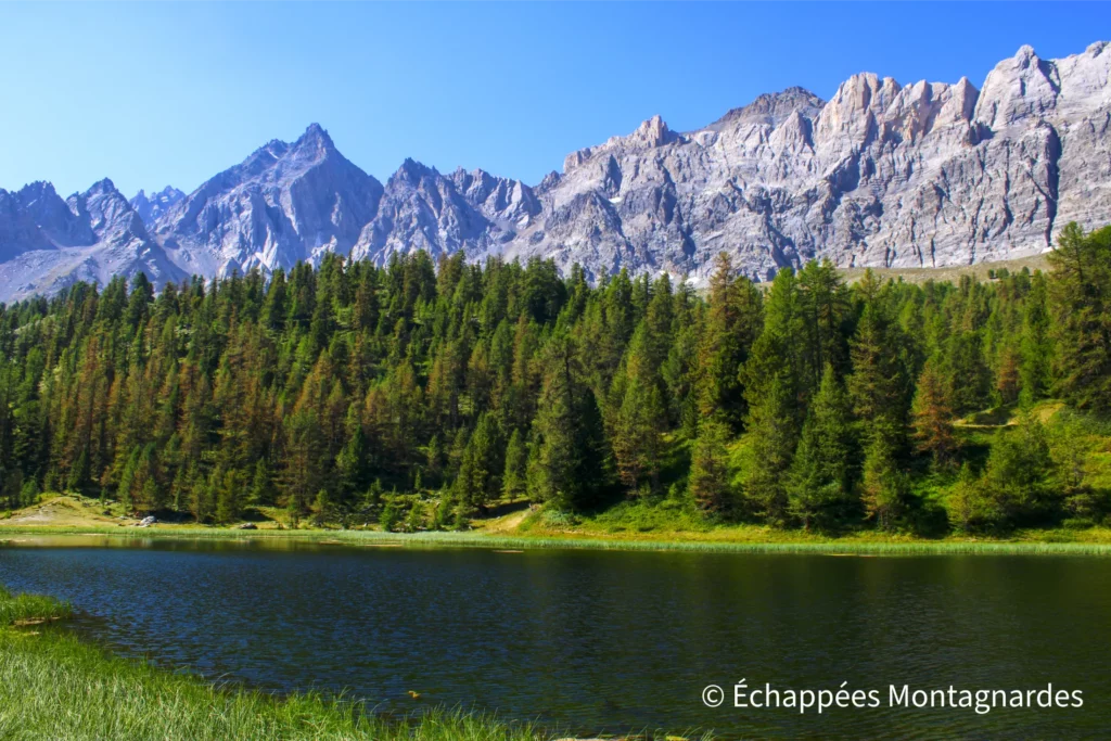 Le lac Miroir éblouit au pied des pics de la Font Sancte : nous voilà dans les majestueuses montagnes du Queyras.