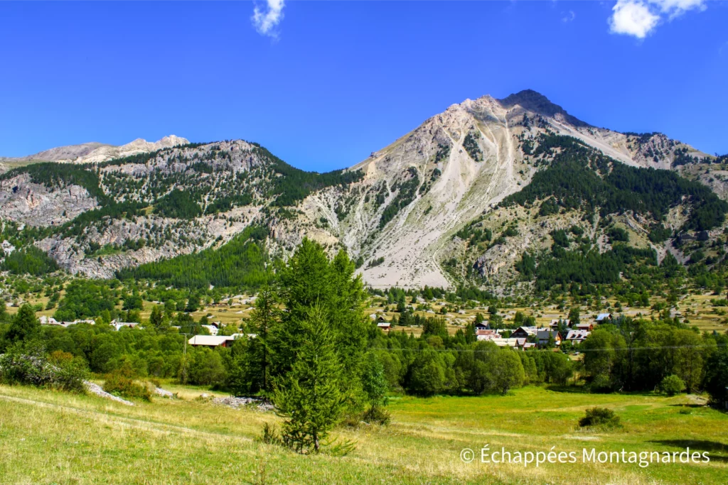 Vue sur Névache et la vallée de la Clarée depuis le sentier du GR®5