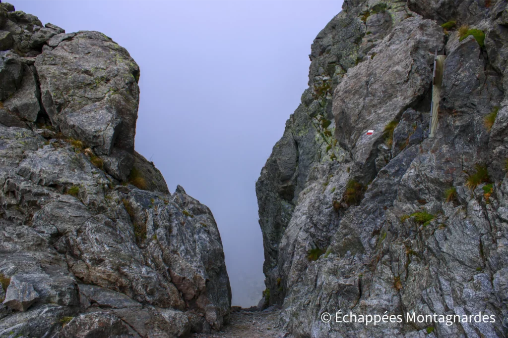 Le pas du Mont-Colomb, un passage étroit franchi par le GR®52 à plus de 2 500 mètres d'altitude.