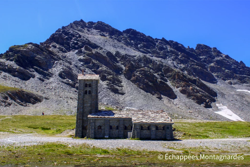 La chapelle Notre-Dame-de-Toute-Prudence se dévoile au sommet du plus haut col franchi par le GR®5 : le col de l'Iseran.