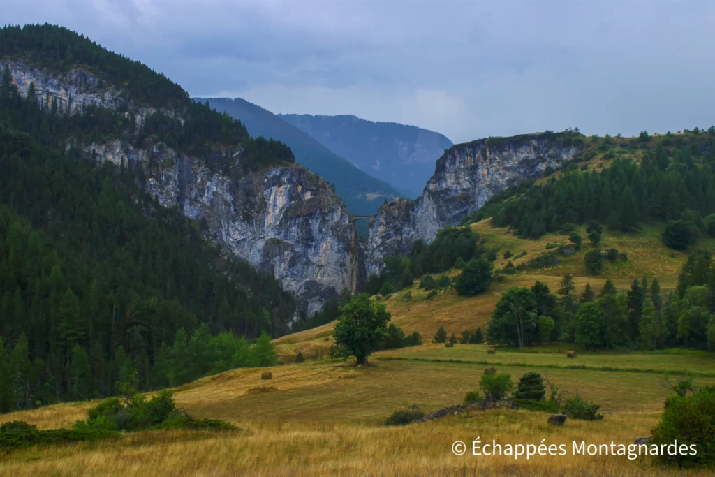 En Ubaye, le pont du Châtelet, suspendu au-dessus d'une gorge profonde de 108 mètres, est l'un des passages les plus étonnants du GR®5 dans les Alpes.