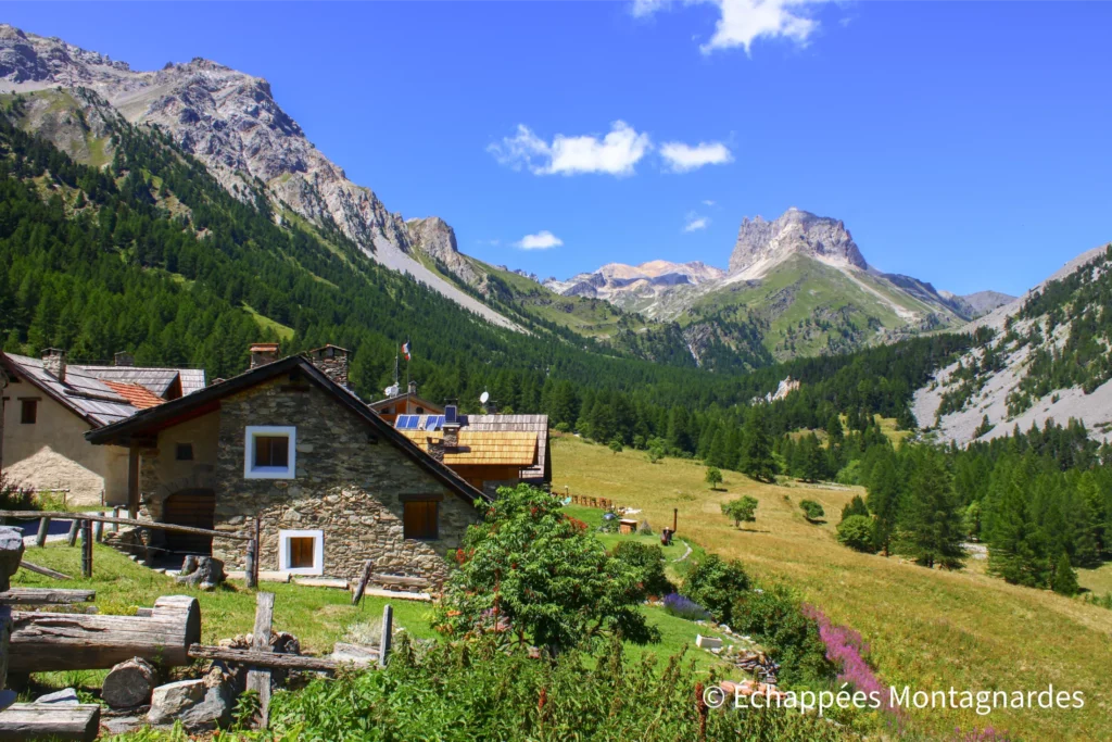 Un peu plus bas, la Vallée Étroite offre de fabuleux contrastes de couleurs.