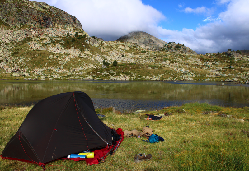 Bivouac au bord de l'étang de Lanoset, à deux pas du Carlit, point culminant des Pyrénées-Orientales.